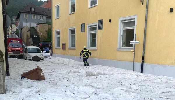 Ein starkes Unwetter mit heftigen Niederschlägen und Hagel hat für zahlreiche Einsätze von Feuerwehr und Hilfskräften in Sipplingen gesorgt. Die Hagelkörner erreichten dabei nach Angaben der Gemeinde Größen von bis zu fünf Zentimeter Durchmesser. Ein starkes Unwetter mit heftigen Niederschlägen und Hagel hat für zahlreiche Einsätze von Feuerwehr und Hilfskräften in Sipplingen gesorgt. Die Hagelkörner erreichten dabei nach Angaben der Gemeinde Größen von bis zu fünf Zentimeter Durchmesser.