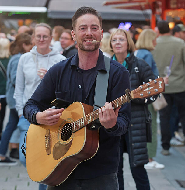 ... und stimmungsvolle Livemusik – das Heilbronner Weindorf ist wieder eröffnet.