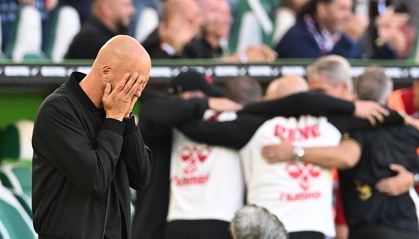 Kölner Jubel, Wolfsburger Entsetzen: VfL-Trainer Paul Simonis nach dem späten 3:3.