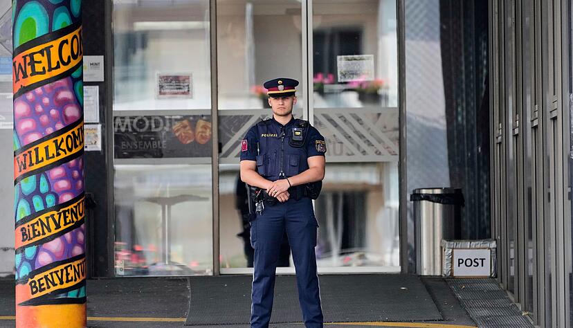Die Polizei war auch am Tag nach der Tat an der Schule pr&auml;sent.