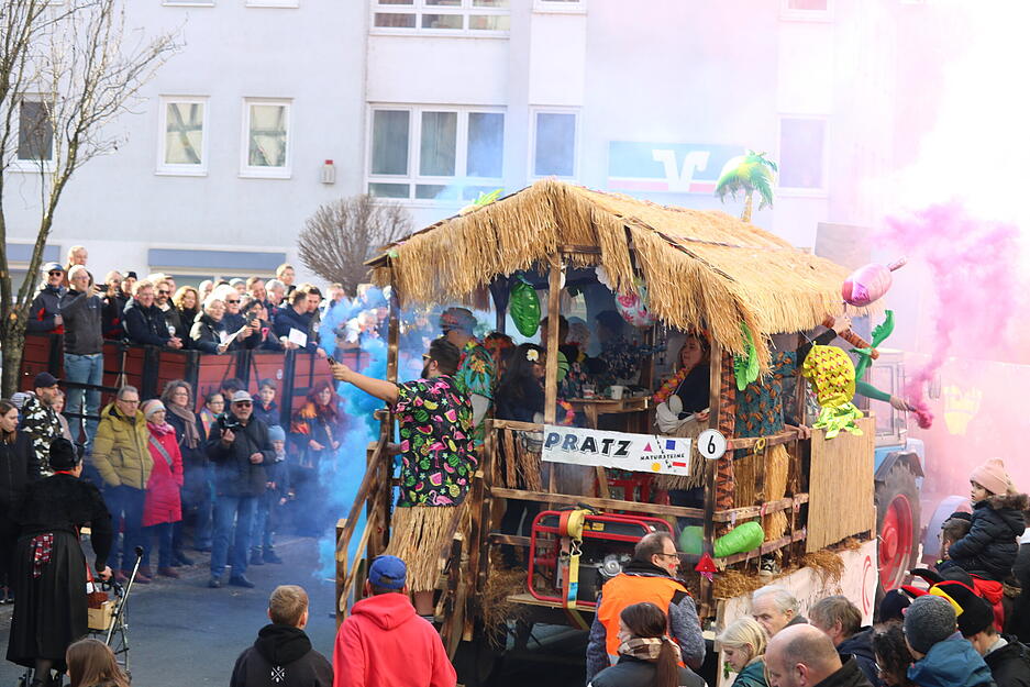 8. Februar 2025: Der D&ouml;rzbacher Pferdemarkt-Umzug &uuml;berzeugt mit tollen Motivwagen und kunterbunter Vielfalt.