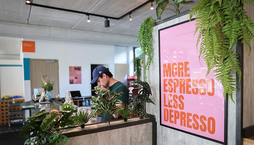 Nach einer neuen Umfrage wollen viele j&uuml;ngere Menschen das Leben genie&szlig;en, anstatt sich nur bei der Arbeit abzum&uuml;hen. (Symbolbild)