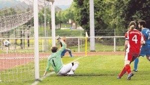 Da war die Bretzfelder Welt noch in Ordnung: Sebastian Trefz trifft zum zum 1:0. Thomas Hebel im Tor von Schw&auml;bisch-Hall ist chancenlos.Foto: Kurt Gesper