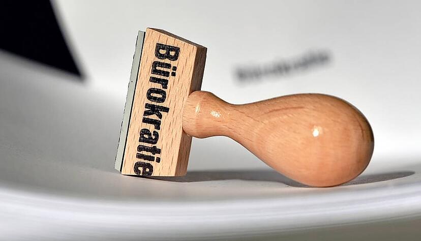 Wegen Überlastungen können Ämter eingehende Anträge oft nicht besonders rasch bewältigen. Dann spitzt sich bei den Bedürftigen die Lage zu.
Foto: Ralf Hirschberger/dpa Wegen Überlastungen können Ämter eingehende Anträge oft nicht besonders rasch bewältigen. Dann spitzt sich bei den Bedürftigen die Lage zu.
Foto: Ralf Hirschberger/dpa