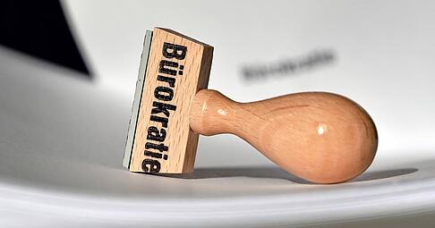 Wegen Überlastungen können Ämter eingehende Anträge oft nicht besonders rasch bewältigen. Dann spitzt sich bei den Bedürftigen die Lage zu.
Foto: Ralf Hirschberger/dpa