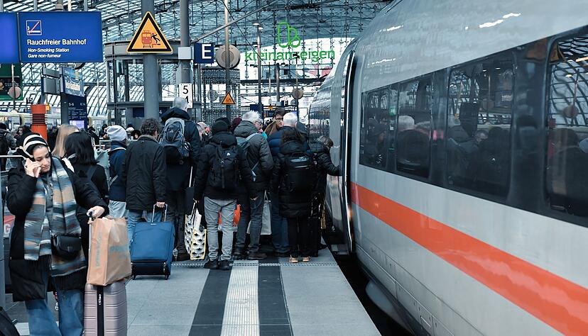 Gefahr von Diebst&auml;hlen auf Bahnsteigen und in Z&uuml;gen rund um Weihnachten. (Archivbild)
