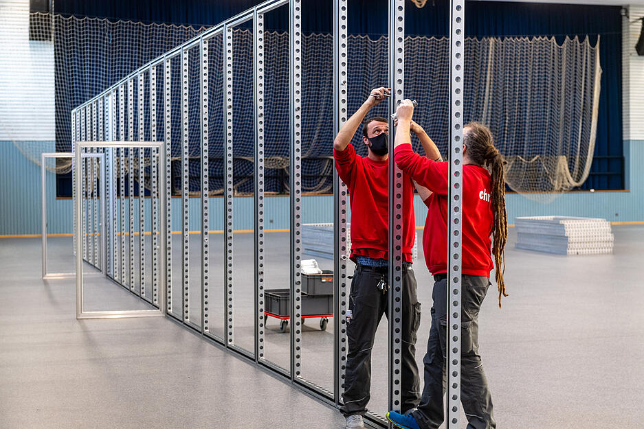 Aufbau des Impfzentrums in der Horkheimer Stauwehrhalle