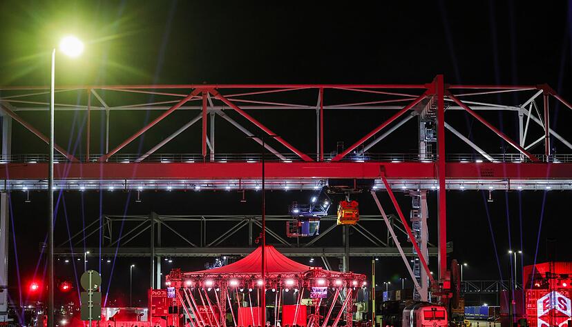 Nach rund 75 Minuten kam es zu einer hektisch eingeleiteten Werbepause, nachdem es h&ouml;rbar f&uuml;r TV-Zuschauerinnen und -Zuschauer &laquo;Notarzt! Notarzt!&raquo;-Rufe aus dem Duisburger Publikum gegeben hatte.