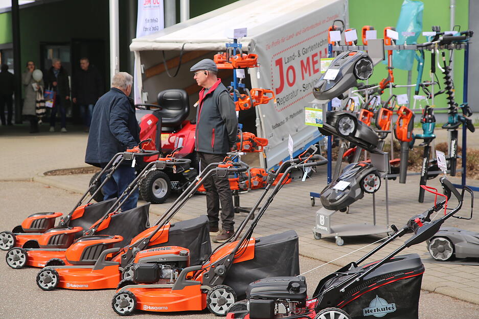 Vor der Ravensburghalle Sulzfeld werden bei der Regioschau Kraichgau Rasenm&auml;her ausgestellt.