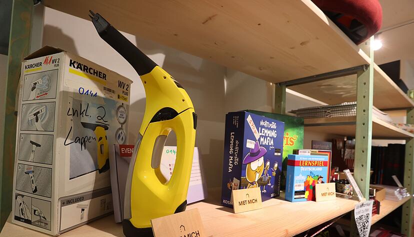 Das Zukunftshaus in Würzburg hat ein Reinigungsgerät und Brettspiele im Angebot.