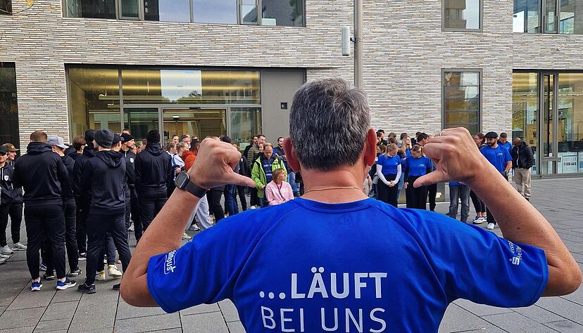 Dekan Ralf Dillerup sorgte beim Aufwärmprogramm zum Lichtenstern-Marathon auf dem Campus für gute Laune. Foto: Corinna Vogelmann Dekan Ralf Dillerup sorgte beim Aufwärmprogramm zum Lichtenstern-Marathon auf dem Campus für gute Laune. Foto: Corinna Vogelmann