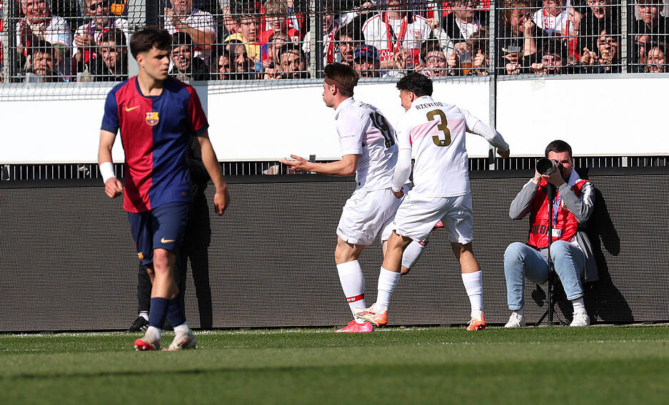 Die Laune wurde noch besser als der VfB Stuttgart durch Mathaios Tsigkas in Führung ging.