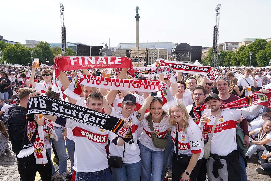 Fans beim Public Viewing auf dem Stuttgarter Schlossplatz. Fans beim Public Viewing auf dem Stuttgarter Schlossplatz.