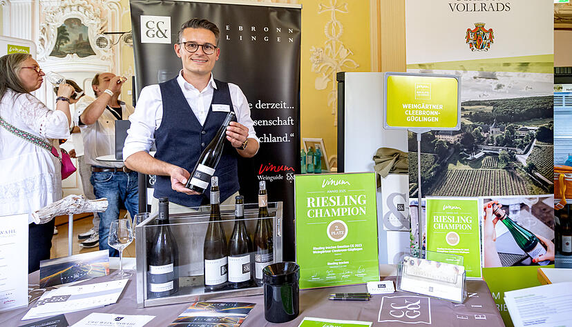 In die Riesling-Champions reihte sich immerhin ein W&uuml;rttemberger ein: Die Weing&auml;rtner Cleebronn & G&uuml;glingen. Marvin Hei&szlig; warb f&uuml;r die Top-Genossenschaft bei der Pr&auml;sentation.