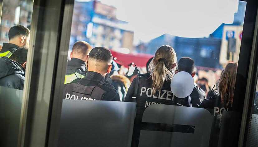 Nach dem Einbruch in den Tresorraum und einem Andrang besorgter Kunden bleibt die Sparkassenfiliale in Gelsenkirchen am zweiten Tag infolge geschlossen.