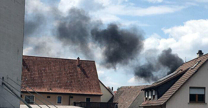 Schwarzer Rauch ist über Willsbach zu erkennen, nachdem auf der B39 ein Bus Feuer gefangen hat. Das Foto hat uns ein Leser zur  Verfügung gestellt. Foto: Privat