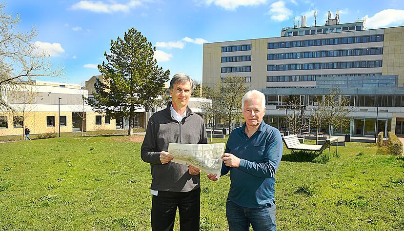 Rektor Oliver Lenzen (links) und Roland Schweizer an Ort und Stelle auf dem Campus Sontheim, wo bald ein Klimaw&auml;ldchen entstehen wird.