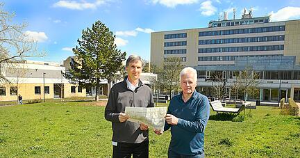 Rektor Oliver Lenzen (links) und Roland Schweizer an Ort und Stelle auf dem Campus Sontheim, wo bald ein Klimaw&auml;ldchen entstehen wird.
Foto: privat