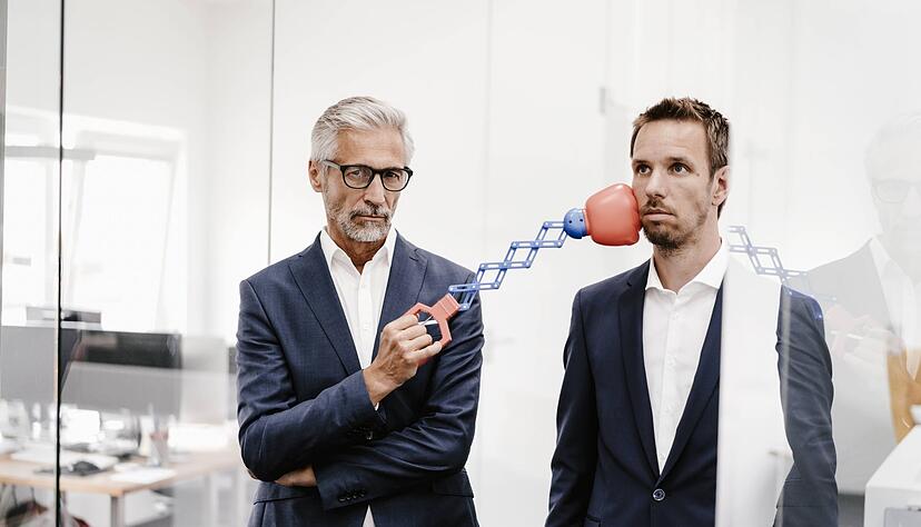 Seitenhieb vom Chef: Manche Menschen setzen Manipulationstechniken im Beruf gezielt ein, um andere zu beeinflussen.