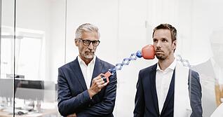 Seitenhieb vom Chef: Manche Menschen setzen Manipulationstechniken im Beruf gezielt ein, um andere zu beeinflussen.