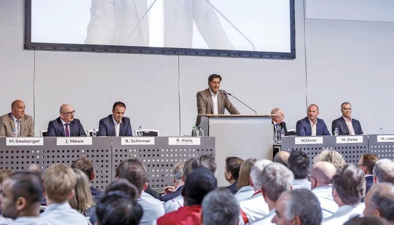 Der Neckarsulmer Betriebsratschef Rolf Klotz beschränkte sich bei der Betriebsversammlung am Donnerstag in Neckarsulm auf die Moderation. Martin Lederer (rechts) übernahm erstmals die Hauptrede. Foto: Audi Der Neckarsulmer Betriebsratschef Rolf Klotz beschränkte sich bei der Betriebsversammlung am Donnerstag in Neckarsulm auf die Moderation. Martin Lederer (rechts) übernahm erstmals die Hauptrede. Foto: Audi
