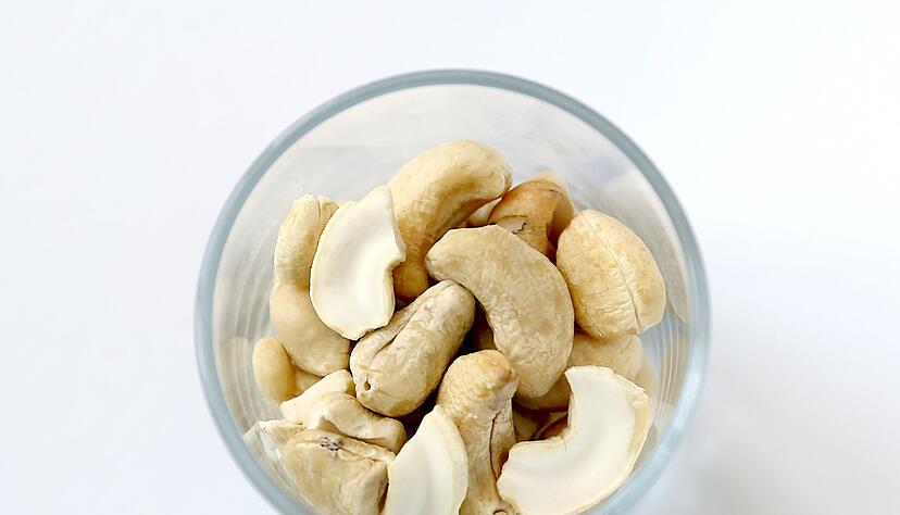 Hochwertige Fette, ordentlich Proteine, Mineralstoffe und Vitamine: Cashewkerne sind in Sachen Nährstoffe regelrechte Streber. Hochwertige Fette, ordentlich Proteine, Mineralstoffe und Vitamine: Cashewkerne sind in Sachen Nährstoffe regelrechte Streber.