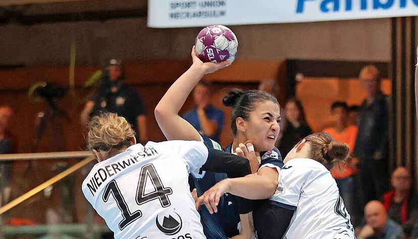 Kein Durchkommen für Fatos Kücükyildiz (Mitte): Die Neckarsulmer Spielgestalterin und ihre fünf Rückraum-Kolleginnen erzielten nur sieben Tore. Kein Durchkommen für Fatos Kücükyildiz (Mitte): Die Neckarsulmer Spielgestalterin und ihre fünf Rückraum-Kolleginnen erzielten nur sieben Tore.