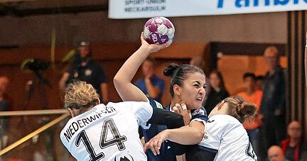 Kein Durchkommen für Fatos Kücükyildiz (Mitte): Die Neckarsulmer Spielgestalterin und ihre fünf Rückraum-Kolleginnen erzielten nur sieben Tore.
Fotos: Ralf Seidel