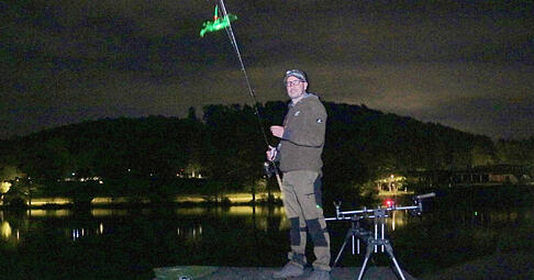 Durch ein grünes Knicklicht sieht der Vorsitzende des Angelsportclubs, Alexander Limbach, in der Nacht, wo der Haken seiner Rute im Wasser liegt − wegen der Langzeitbelichtung ist der Lichtstab am oberen Bildrand verschwommen.
Foto: Götz Greiner Durch ein grünes Knicklicht sieht der Vorsitzende des Angelsportclubs, Alexander Limbach, in der Nacht, wo der Haken seiner Rute im Wasser liegt − wegen der Langzeitbelichtung ist der Lichtstab am oberen Bildrand verschwommen.
Foto: Götz Greiner