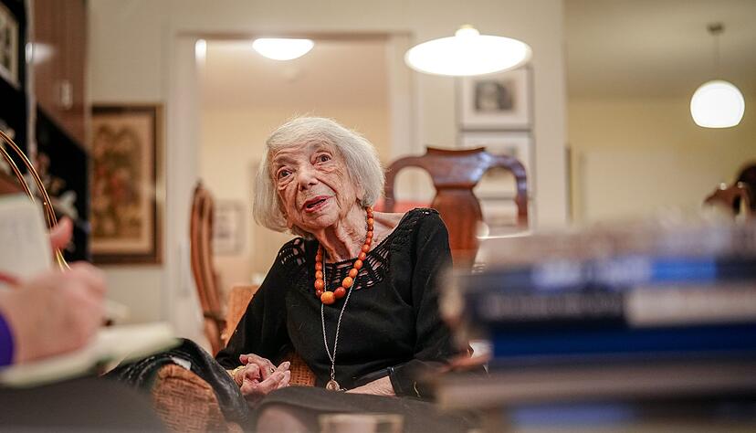 Sie sei nicht politisch, sagt Margot Friedländer, doch beobachtet sie die Lage in Deutschland ganz genau. Sie sei nicht politisch, sagt Margot Friedländer, doch beobachtet sie die Lage in Deutschland ganz genau.