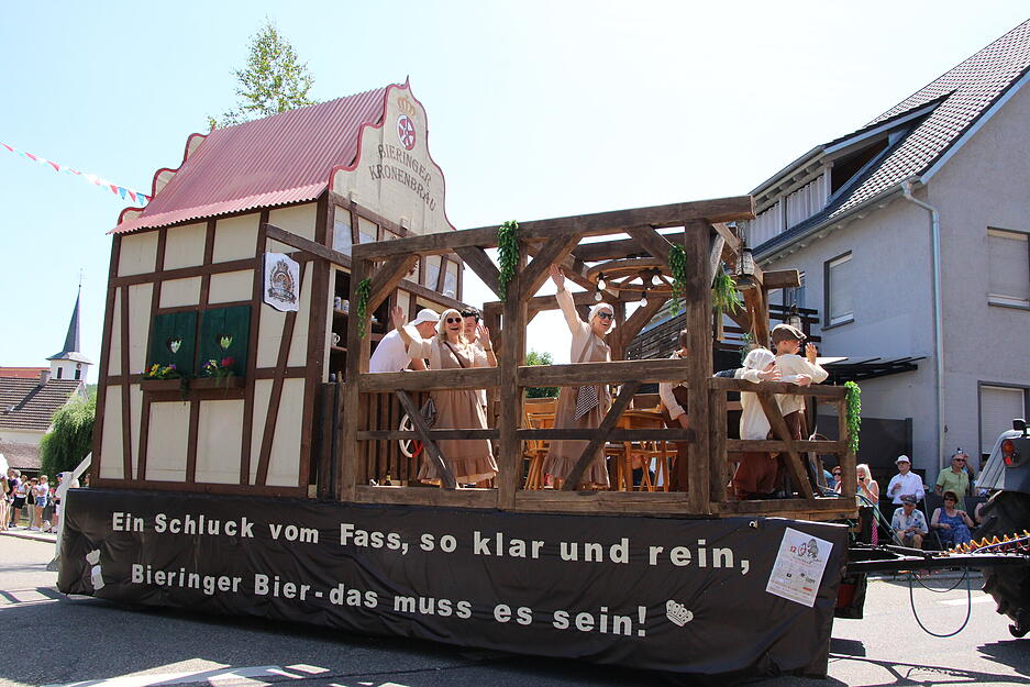 In Bieringen, einem Teilort von Schöntal, gibt es Grund zum Feiern: Der Ort besteht seit 1225 Jahren. Aus diesem Anlass ziehen Vereine bei einem Festumzug durchs Dorf.