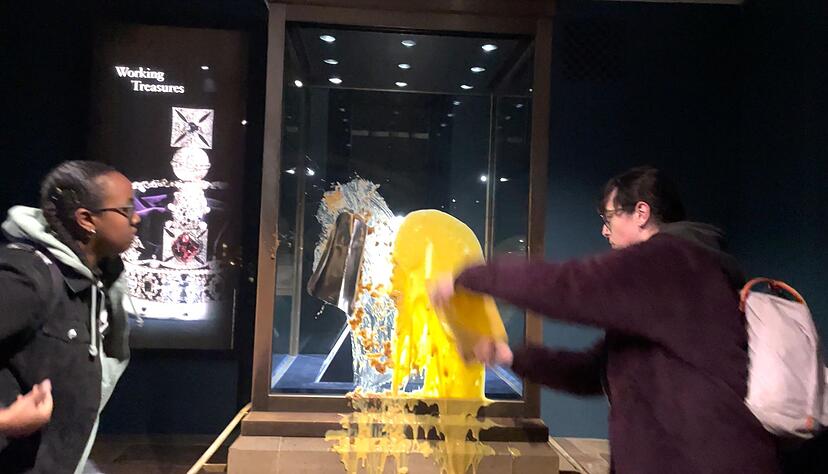 Aktivisten beschmieren die Vitrine, in der die Krone ist. Aktivisten beschmieren die Vitrine, in der die Krone ist.