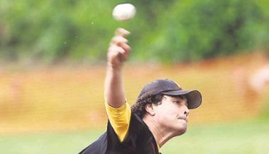 Mit bis zu 120 Stundenkilometern wirft der Pitcher den Ball. Mit bis zu 120 Stundenkilometern wirft der Pitcher den Ball.