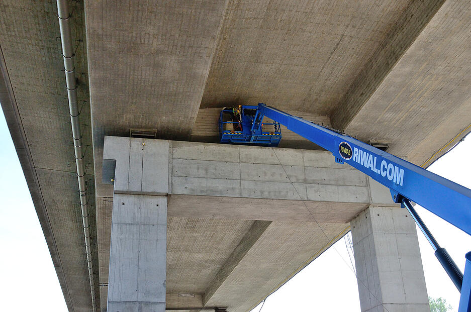 Mit dem Hubwagen wird die neue Brücke begutachtet