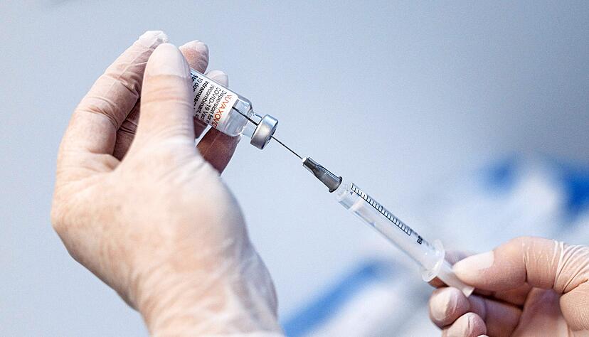 Im Herbst soll es einen neuen Omikron-Impfstoff geben. Experten rechnen damit, dass es eine allgemeine Empfehlung dafür geben wird.
Foto: dpa Im Herbst soll es einen neuen Omikron-Impfstoff geben. Experten rechnen damit, dass es eine allgemeine Empfehlung dafür geben wird.
Foto: dpa