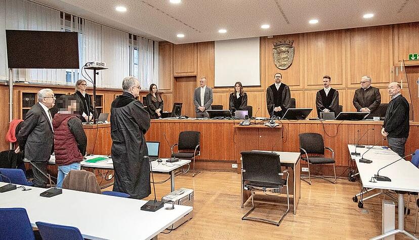 Weil er einen Mann mit einem Messer angegriffen und verletzt haben soll, muss sich ein 24-J&auml;hriger (2.v.l.) vor dem Landgericht verantworten.
Foto: Lina Bihr