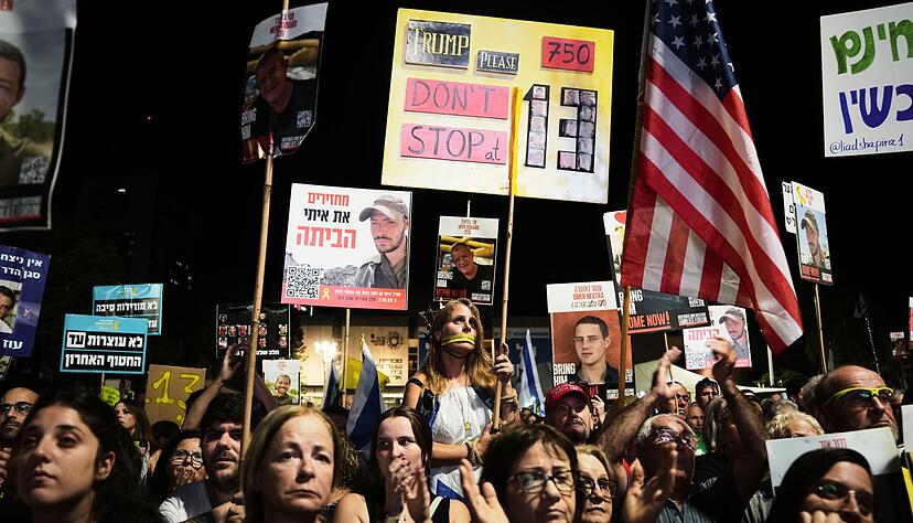 In Israel fordern Zehntausende Menschen die R&uuml;ckgabe der restlichen toten Geiseln der Hamas.