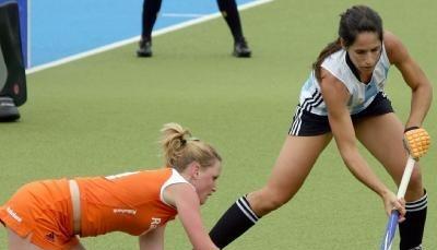 Argentiniens Noel Barrionuevo (r) k&auml;mpft mit der Niederl&auml;nderin Claire Verhage um den Ball.