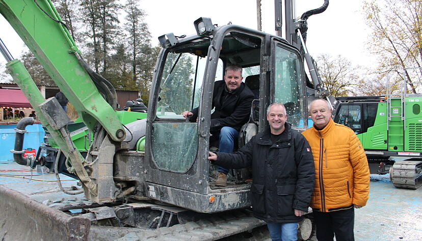 Schwere Ger&auml;te stehen im Becken des Michelbacher Freibads. Mit Oberb&uuml;rgermeister Thilo Michler am Steuer soll das &bdquo;B&auml;dle&ldquo; schon n&auml;chstes Jahr wieder &ouml;ffnen. Rainer Dieroff (links) und Klaus Hornung sind gespannt, ob das klappt.