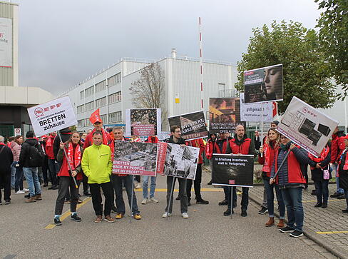 Beschäftigte demonstrieren in Bretten für den Erhalt ihrer Arbeitsplätze bei Neff. Beschäftigte demonstrieren in Bretten für den Erhalt ihrer Arbeitsplätze bei Neff.
