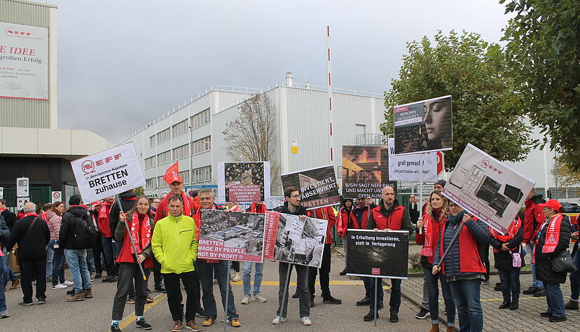 Beschäftigte demonstrieren in Bretten für den Erhalt ihrer Arbeitsplätze bei Neff.