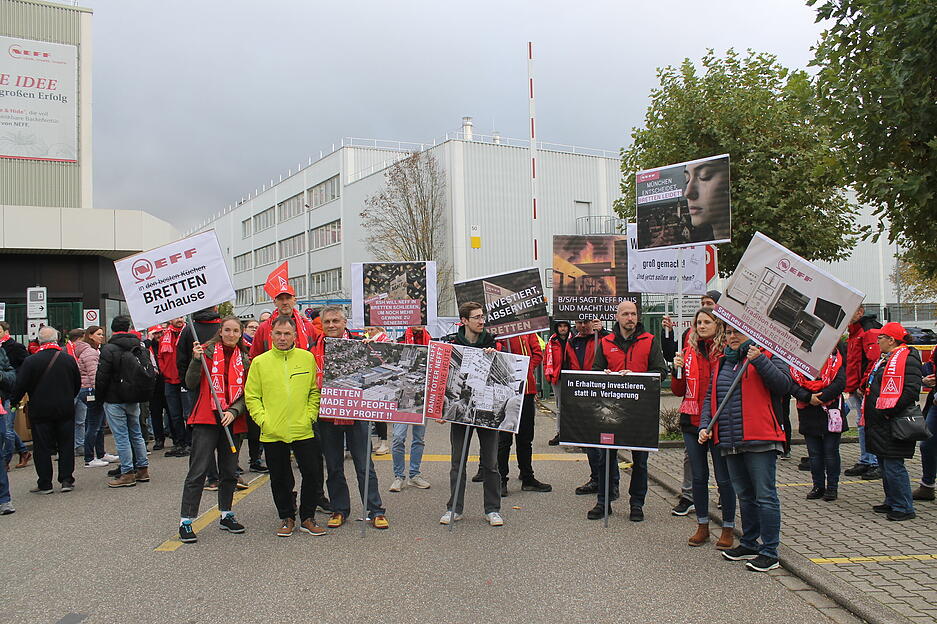 Beschäftigte demonstrieren in Bretten für den Erhalt ihrer Arbeitsplätze bei Neff. Beschäftigte demonstrieren in Bretten für den Erhalt ihrer Arbeitsplätze bei Neff.
