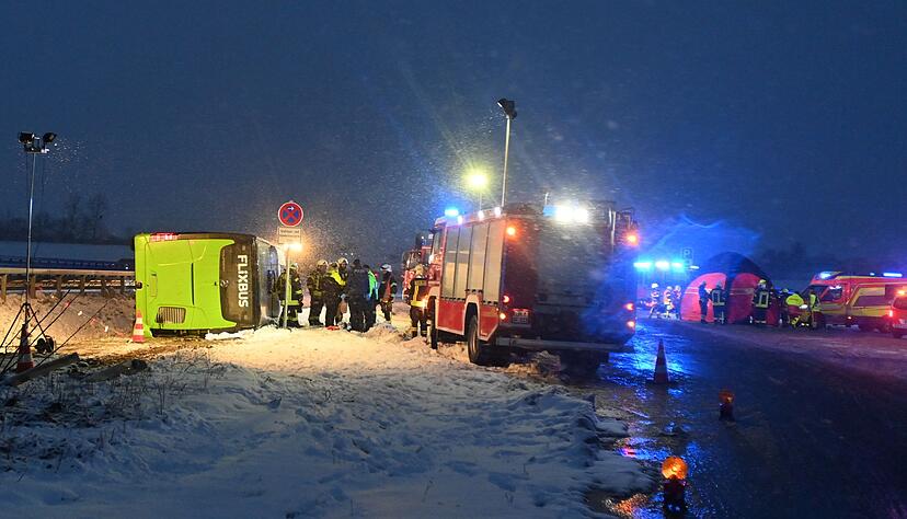 Bei dem Unfall sind ersten Erkenntnissen nach zwei Menschen ums Leben gekommen.