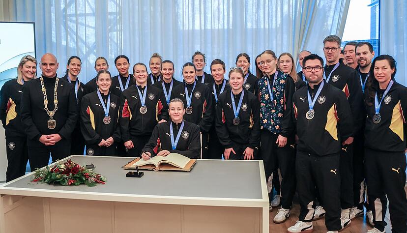 Die deutschen Handballerinnen trugen sich in Dortmund ins Goldene Buch der Stadt ein. Die deutschen Handballerinnen trugen sich in Dortmund ins Goldene Buch der Stadt ein.