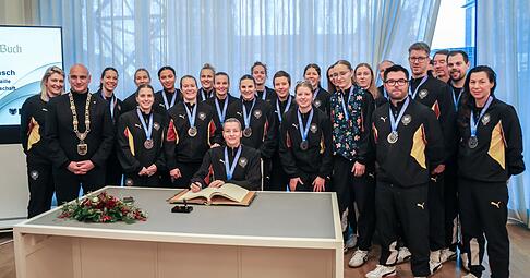Die deutschen Handballerinnen trugen sich in Dortmund ins Goldene Buch der Stadt ein.