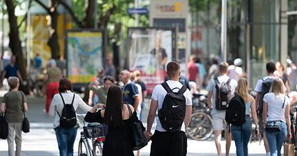 Experten erwarten für die kommenden Monate ein mäßiges Infektionsgeschehen. Experten erwarten für die kommenden Monate ein mäßiges Infektionsgeschehen.