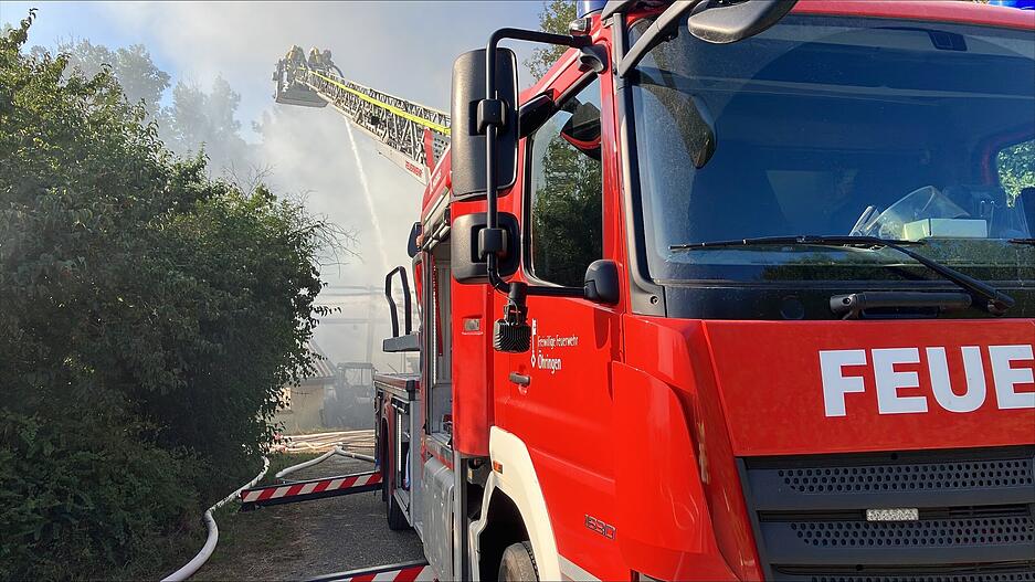 Die Feuerwehr Öhringen ist am Montagmittag bei dem Brand auf einem landwirtschaftlichen Anwesen im Einsatz.