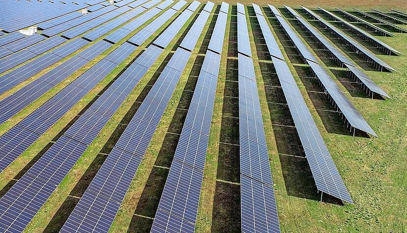 Immer &ouml;fter wird an Autobahnen &ndash; hier ein Symbolbild von au&szlig;erhalb des Landkreises &ndash; Sonnenstrom erzeugt. Voraussichtlich auch bald in H&ouml;lzern.