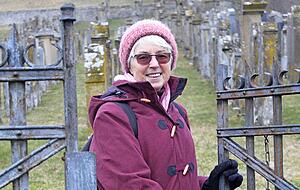 Annerose St&uuml;hler am j&uuml;dischen Friedhof Hohebach. Ex-Ortsvorsteher Kurt H&auml;fele hat f&uuml;r das Tor gesorgt.