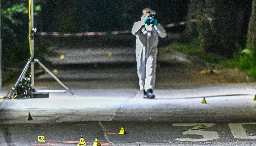 Ein Polizist fotografiert zur Spurensicherung an einem Tatort in G&ouml;ppingen. Ein Mann ist durch Sch&uuml;sse schwer verletzt worden. Die T&auml;ter seien auf der Flucht, sagte ein Polizeisprecher. Die Polizei sei mit einem Gro&szlig;aufgebot im Einsatz.